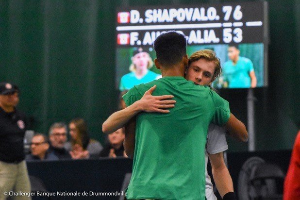 Denis Shapovalov (right) and Felix Auger-Aliassime (in green) hug following their first ATP Challenger Tour encounter in Drummondville, Quebec on March 18, 2017 (Photo: Jean Samuel-Gauthier). 